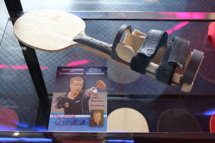 Rainer Schmidt stiftete dem ITTF-Musuem diesen Schläger. Der erfolgreiche deutsche Tischtennisspieler kam ohne Unterarme zur Welt und ist deshalb auf eine Hilfskonstruktion angewiesen (©Schäbitz)