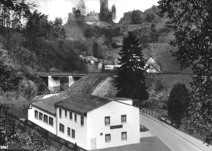 Die Anfänge: Im Jahre 1964 eröffnete Manfred Gstettner sein Hotel im Brexbachtal - damals noch mit sechs Fremdenzimmern (© Zugbrücke Grenzau)