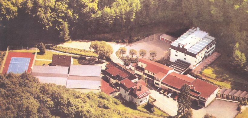 Das Hotel im Jahre 1979. Inzwischen ist auch die Tischtennisschule eröffnet worden (© Zugbrücke Grenzau)