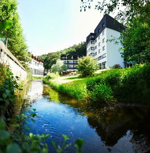 Das Hotel heute: Das idyllische Brexbachtal bietet noch immer tolle Landschaften (© Zugbrücke Grenzau)