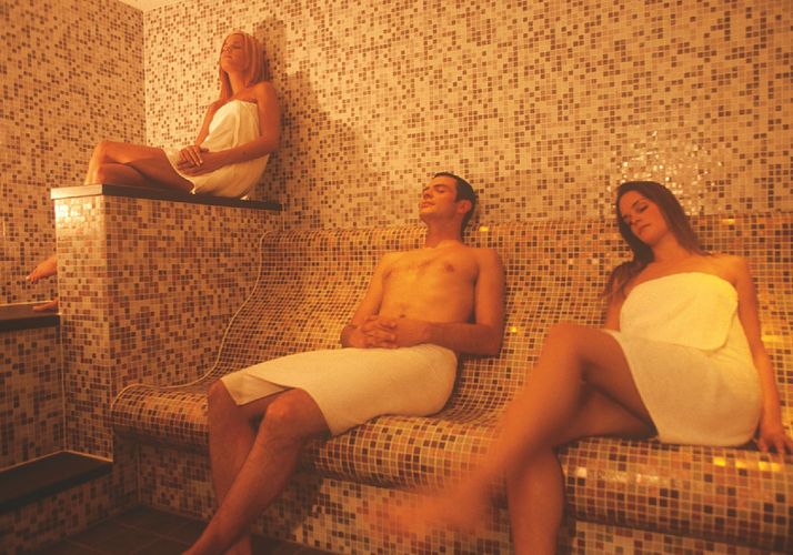 Entspannung pur im großzügigen Wellnessbereich, unter anderem mit Sauna... (© Zugbrücke Grenzau)