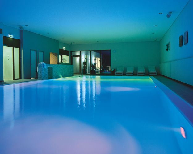 ...und einem beleuchteten Indoor-Pool (© Zugbrücke Grenzau)