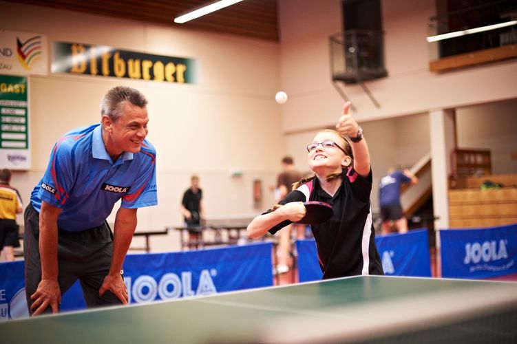 Cheftrainer Anton Stefko hilft in der Tischtennisschule stets gut gelaunt (© Zugbrücke Grenzau)