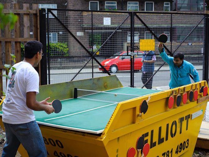 Dieses Exemplar in einem Müllcontainer hat sich ein Mann namens Oliver Bishop Young einfallen lassen. Der ungewöhnliche Tisch ist in London aufgestellt worden (©TableTennisDaily)