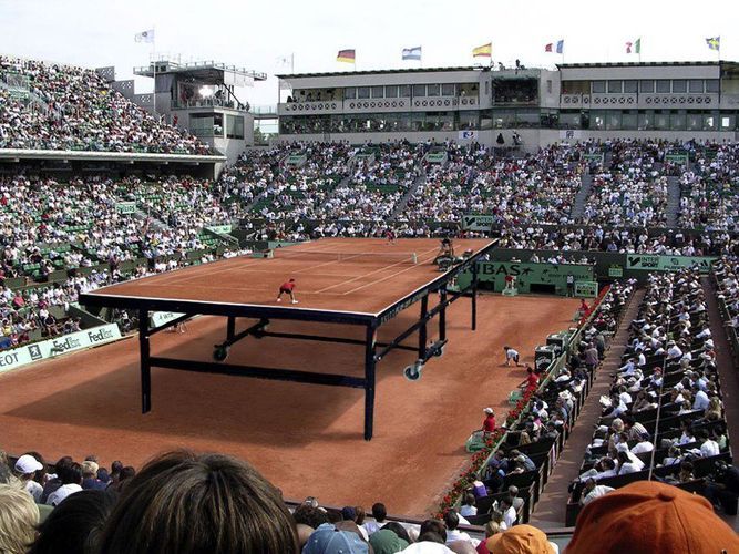 Und auch das ist doch eine nette Vorstellung: Tischtennis auf dem Tennisplatz! Hat da eher Timo Boll oder Roger Federer Vorteile? (©TableTennisDaily)