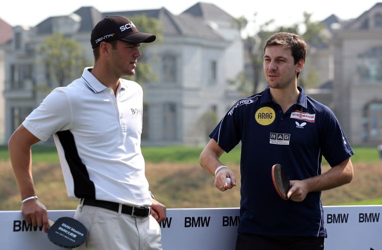 Timo Boll gibt Martin Kaymer eine kleine Lehrstunde (©BMW)