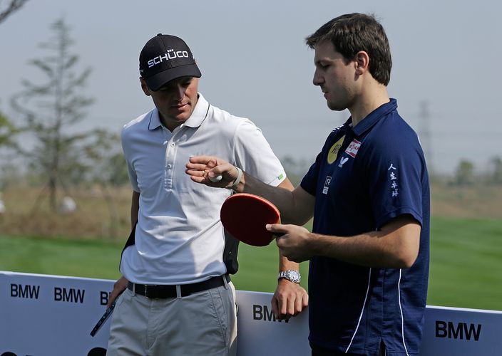 Der Golfprofi hört aufmerksam zu... (©BMW)