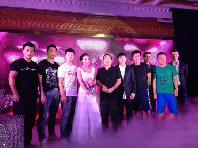 Die besten Tischtennisspieler der Welt gratulieren zur Hochzeit. Chen Qi lud seine Teamkameraden sowie Timo Boll und Dimitrij Ovtcharov zu seiner Feier ein (©t.qq/Liu Guoliang)