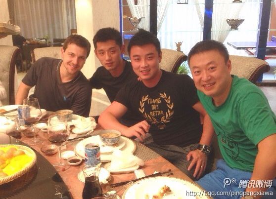 Timo Boll beim gemeinsamen Essen mit Zhang Jike, Wang Hao und Ma Lin (©t.qq/Ping Pang Xiawa)