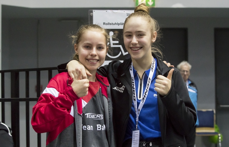 Strahlende Gesichter sah man dagegen im Damen-Doppel. Die zwölfjährige Annett Kaufmann und die 14-jährige Naomi Pranjkovic spielten sich überraschend ins Viertelfinale. (©Steinbrenner)