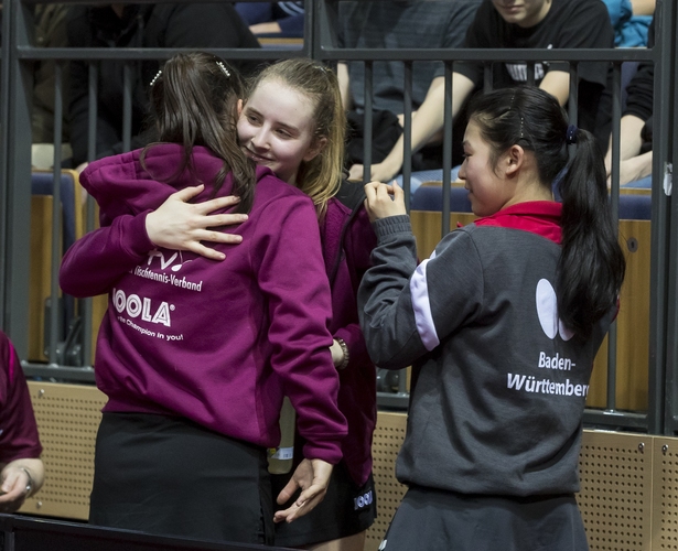 Geteilte Freude ist doppelte Freude. Sophia Klee freut sich mit Anastasia Bondareva und Yuki Tsutsui über ihren Einzug ins Viertelfinale. (©Steinbrenner)