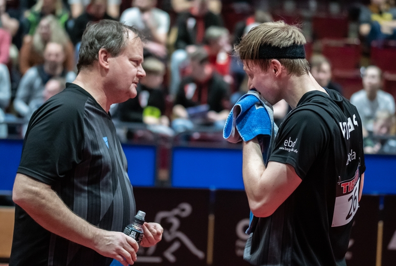 Fast hätte es nach Franziska dann im Viertelfinale auch den an Position zwei gesetzten Benedikt Duda erwischt. Guter Rat von Vater Heinz Duda war nötig... (©Gohlke)