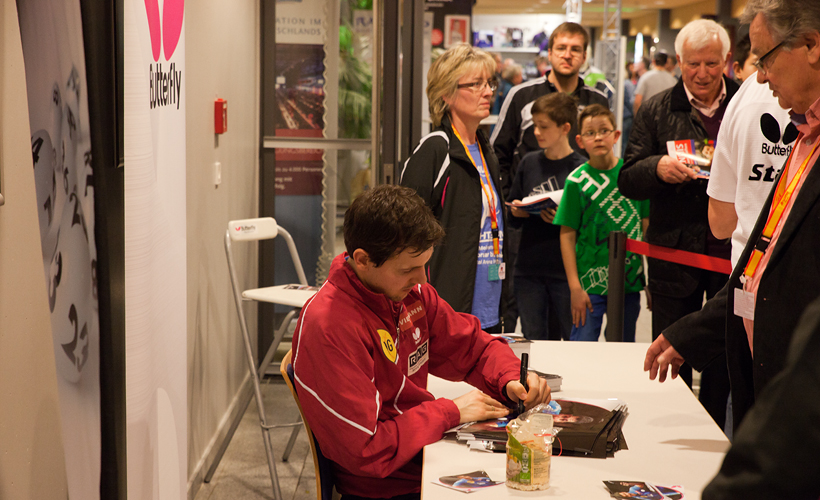 Nach den Einzel-Achtelfinals nutzte Timo Boll die Zeit, um fleißig Autogramme zu schreiben... (©Fabig)