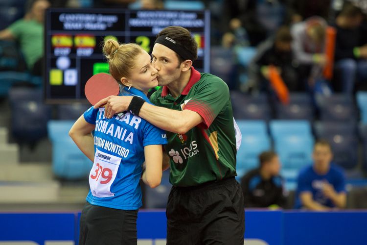 Vertraute Doppelpartner: Nach dem Einzug ins Halbfinale gibt es für Ehefrau Daniela Dodean-Monteiro ein Küsschen (©Fabig)