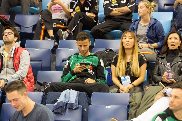 Während Tiago Apolonia mit dem Smartphone beschäftigt ist, passt Zhenqi Barthel auf, was in der Box passiert (©Fabig)