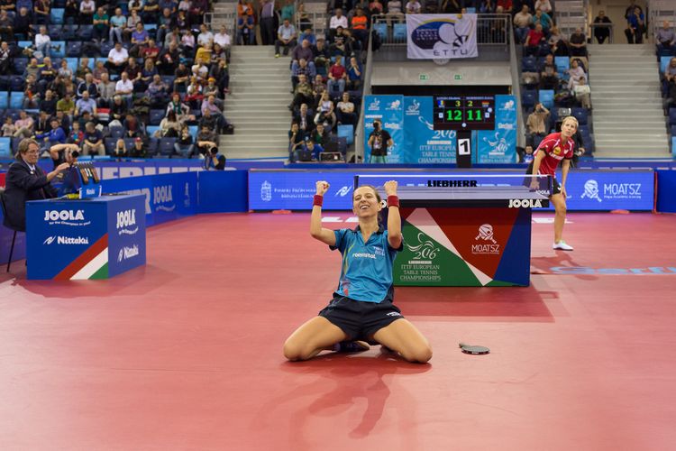 Elizabeta Samara feierte ihren Sieg über Kristin Silbereisen auf dem Boden... (©Fabig)