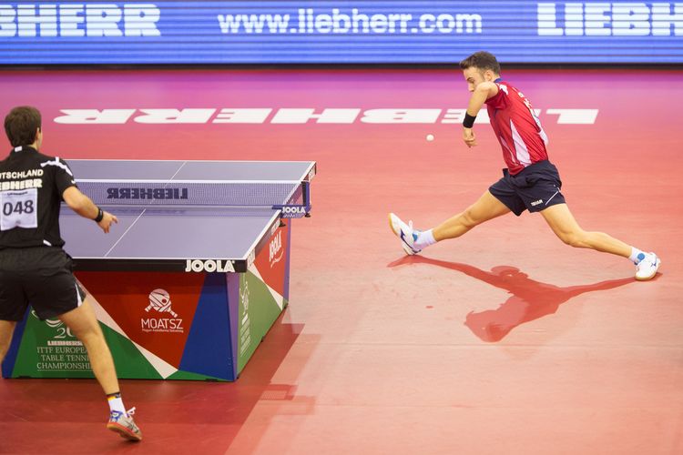 Simon Gauzy streckte sich gegen Timo Boll (©Fabig)