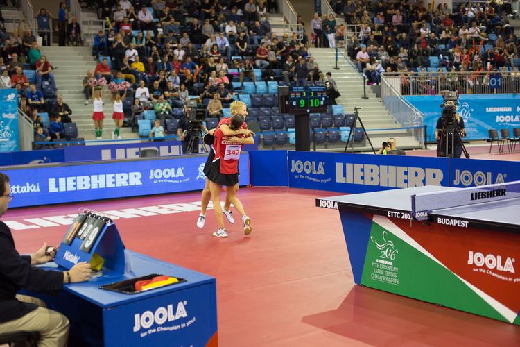 Kristin Silbereisen und Sabine Winter bezwangen ihre Teamkameradinnen Shan Xiaona und Petrissa Solja (©Fabig)