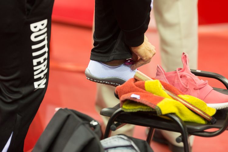 Das sieht man nicht oft im Profi-Tischtennis: Kristin Silbereisen spielt mit Barfußschuhen (©Fabig)