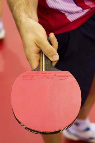 Vize-Europameister Simon Gauzy spielt mit dem Cornilleau Target Ultim auf der Vorhand (©Fabig)