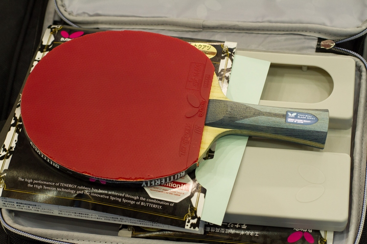 Der Österreicher David Serdaroglu spielt ein Timo Boll ALC-Holz... (©Fabig)