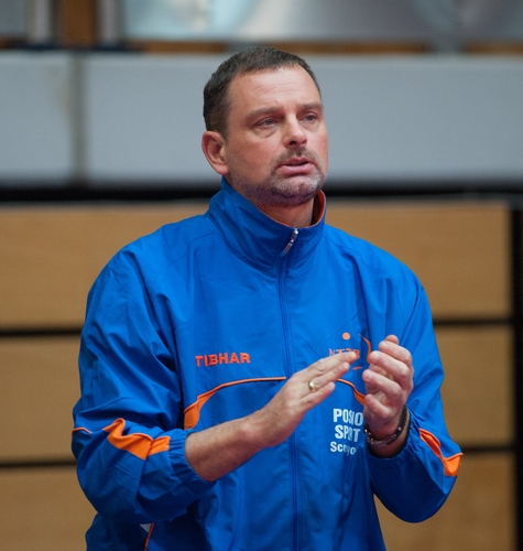 ...Hollands Trainer Danny Heister feuert an... (©Stosik)
