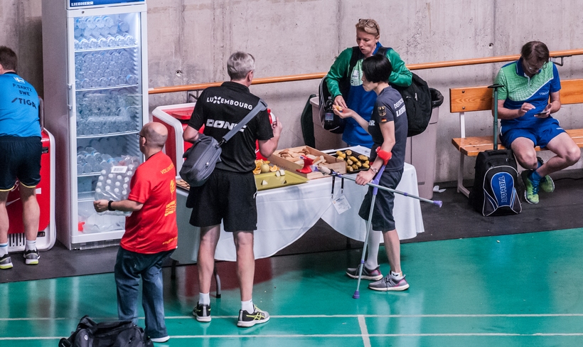 Die gehandicapte Bundestrainerin Jie Schöpp stärkte sich noch einmal... (©Gohlke)