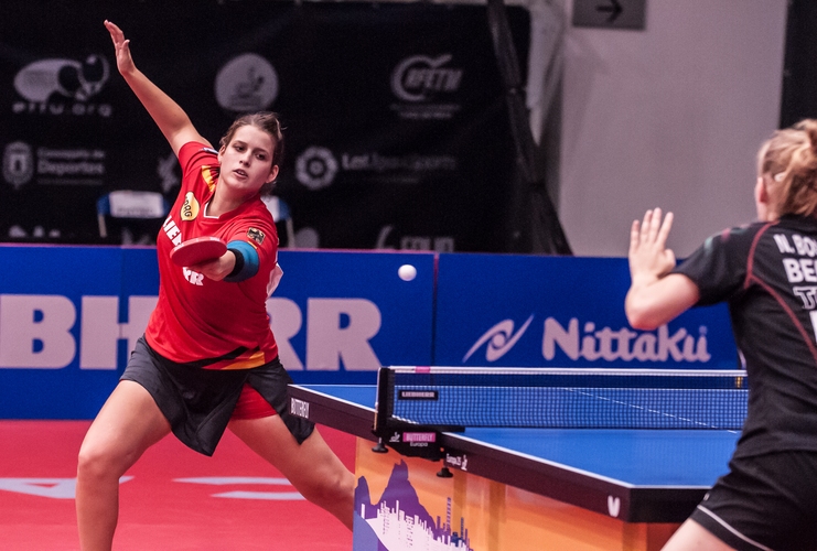 Dann ging es mit Petrissa Solja los. Die 24-Jährige hat in Alicante ein volles Programm - gegen Nadezhda Bogdanova musste sie sich in der ersten Runde schon ganz schön strecken, ging am Ende aber als Siegerin vom Tisch. (©Gohlke)