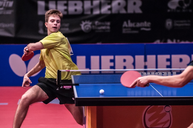 Der erst 16-jährige Bergneustädter Vladimir Sidorenko ging hingegen mit einem Sieg und einer Niederlage aus dem Tag, nachdem er den Ball so schön auf dem Tisch platziert hatte (©Gohlke)