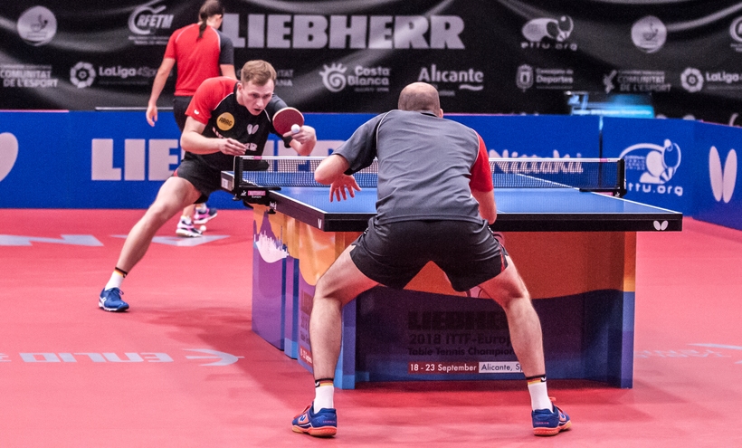 Benedikt Duda begibt sich in die Hände von Co-Trainer Lars Hielscher (©Gohlke)