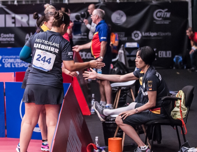 Jie Schöpp ist zwar noch immer etwas gehandicapt, coachte das Duo aber erfolgreich ins Viertelfinale. (©Gohlke)