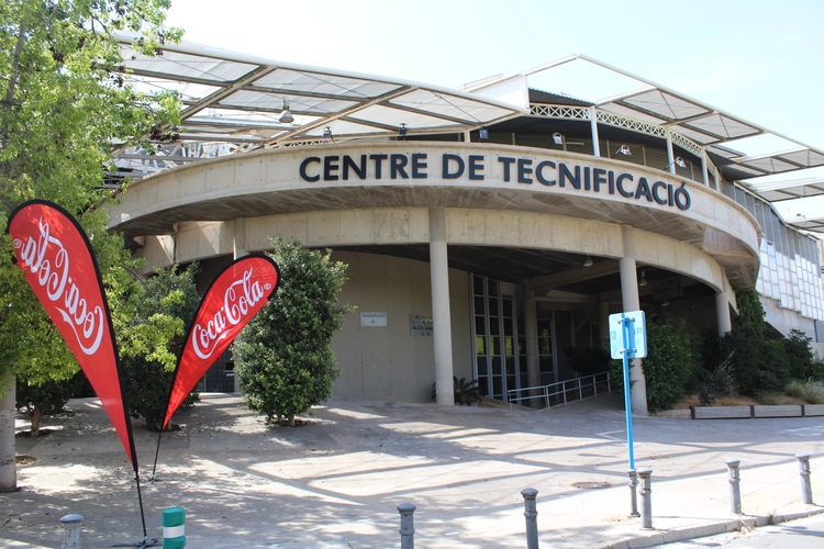 Außen prangt noch der Name Centre de Tecnificació an der Spielstätte. Laut Wikipedia heißt das Gebäude inzwischen Pabellón Pedro Ferrándiz, benannt nach dem spanischen Basketball-Trainer Pedro Ferrándiz. (©Koch)