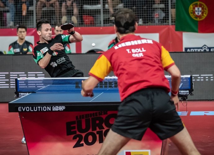 Timo Boll ging als nächstes an den Tisch und startete mit einem gewonnenen ersten Satz. (©Gohlke)