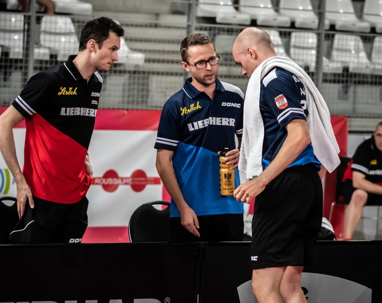 Immerhin bis ins Viertelfinale schafften es Österreichs Herren. Hier reden Coach Dominique Plattner und Mannschaftskollege Stefan Fegerl auf Daniel Habesohn ein. (©Gohlke)