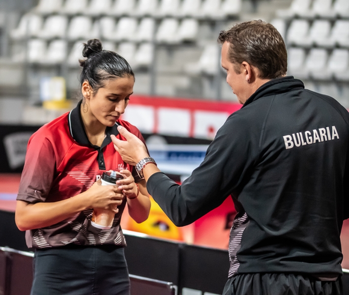 Auch das Einreden von Bulgariens Trainer auf seine Spielerin Maria Yovkova half etwas, zumindest im ersten Spiel. Denn da schlug sie Österreichs Ex-Europameisterin Liu Jia! (©Gohlke)