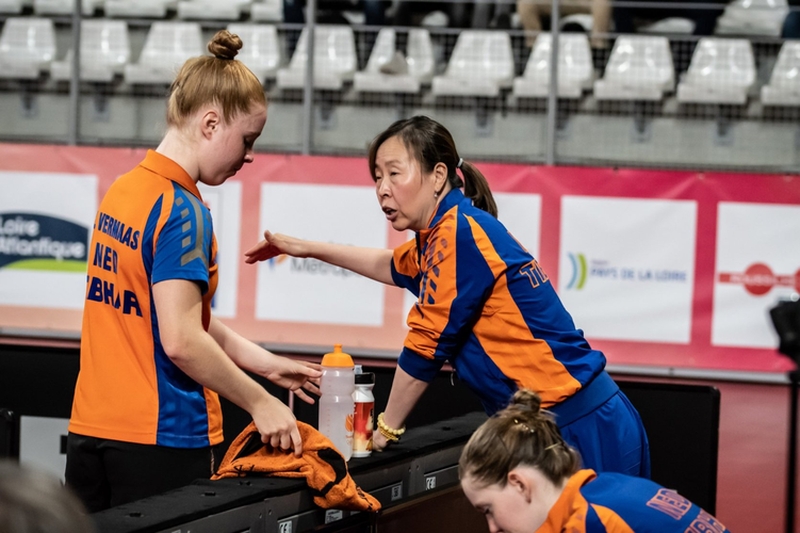 Für den vierfachen Champion bei den Damen, die Niederlande, war das Turnier ebenfalls im Viertelfinale beendet. Da halfen auch nicht Li Jiaos Ratschläge für Kim Vermaas. (©Gohlke)
