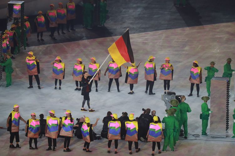 Warum noch? Na klar, weil Timo Boll als erster Tischtennisspieler Fahnenträger der deutschen Delegation bei Olympischen Spielen (2016 in Rio) war! (©ITTF)