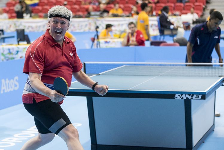 ...oder gegen jemanden, der dreimal so alt oder doppelt so schwer ist (©Flickr/ITTFWorld)