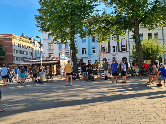 Nach einer kurzen Verschnaufpause geht es am Lenauplatz in Köln weiter. Auch hier warten zahlreiche Tischtennis-Begeisterte auf den Amerikaner. (©Thätner)