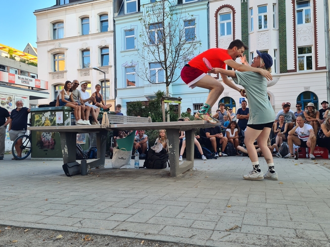 Spaßvogel Bobrow läuft kurzer Hand über die Platte. Zuvor konnten sich die beiden nicht einigen, auf welcher Seite des Tisches sie sich zum Abklatschen treffen. (©Thätner)