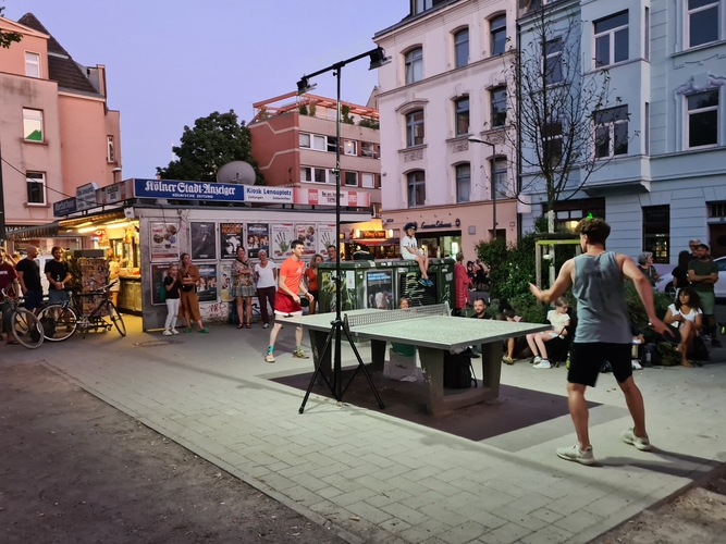 Als die Sonne untergeht, wird kurzerhand ein Lichtstrahler aufgebaut. Die Outdoor-Szene ist vorbereitet und ausgerüstet. (©Thätner)