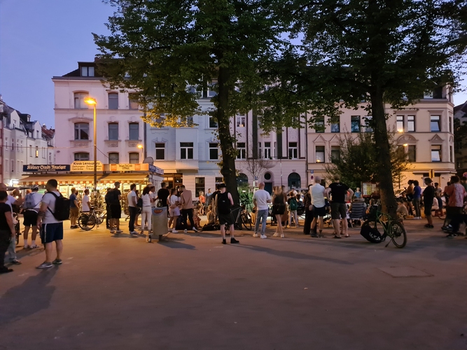 Auch zu vorgerückter Stunde bleiben immer wieder Passanten stehen. Wer sich am Kiosk Getränke oder Süßigkeiten kauft, schaut kurz zur Tischtennisplatte herüber. (©Thätner)