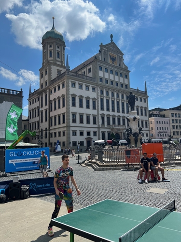 Am nächsten Tag war Bobrow in der Stadt Augsburg unterwegs. An verschiedenen Plätzen, unter anderem vor dem Rathaus, begeisterte er Passanten mit seinem spektakulären Tischtennisspiel. (©Lodner)