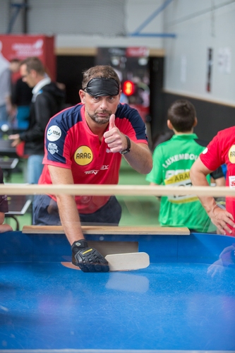 Das fand nicht nur Borussia-Trainer Danny Heister toll, der sich auch am Blindentischtennis-Tisch versuchte (©Fabig)