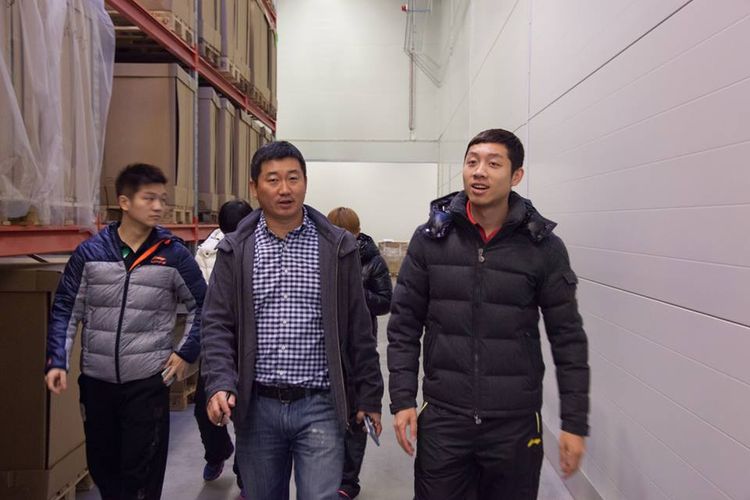 Mit STIGA Beijing General Manager Huang Dawei marschieren die Spieler durchs Lager... (©STIGA)
