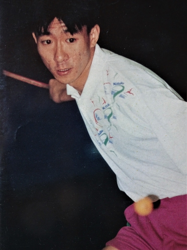 Ein ganz großer Abwehrspieler der 1990er Jahre war Ding Song. Für China startete er 1995 und 1997 bei den Weltmeisterschaften und holte zweimal Team-Gold und einmal Einzel-Bronze. Ihn kann man als einen der ersten Vertreter des modernen Abwehrspiels bezeichnen. (©Tischtennis-Museum)