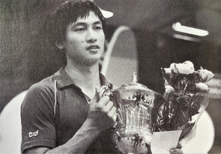 Li Gun Sang führte Nordkorea 1989 zu WM-Bronze und spielte im Teamwettbewerb eine sagenhafte 16:3-Bilanz. Zudem gewann der Abwehrspieler 1993 den Asian Cup vor Wang Tao und Liu Guoliang. (©Tischtennis-Museum)