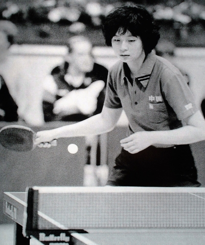Die letzte defensive Frau, die eine Weltmeisterschaft im Einzel gewinnen konnte, war Tong Ling. Die Chinesin, die auch eine Zeit lang in der deutschen Bundesliga aktiv war, feierte ihren großen Triumph im Jahr 1981. (©Tischtennis-Museum)