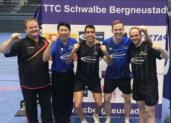 Blaue und schwarze Trikots trägt der TTC Schwalbe Bergneustadt. Hier wurden Manager Heinz Duda, Trainer Lei Yang, Alvaro Robles, Benedikt Duda und Paul Drinkhall abgelichtet. (©Duda)