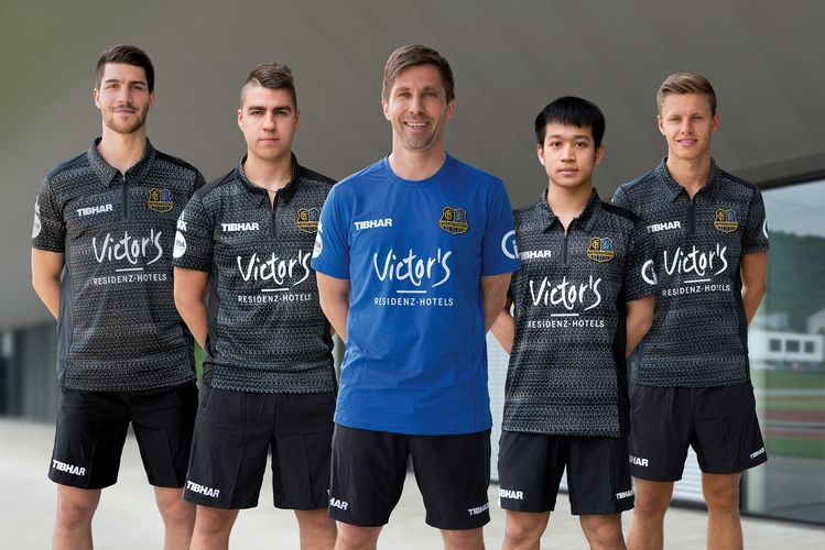 Ein schwarz-gemustertes und ein blaues Trikot streift sich der 1. FC Saarbrücken TT in dieser Spielzeit über, auf dem Foto zu sehen sind v. l. n. r.: Patrick Franziska, Darko Jorgic, Coach Slobodan Grujic, Liao Cheng-Ting und Tomas Polansky. Zudem läuft in den europäischen Wettbewerben noch der junge Rumäne Cristian Pletea für die Saarländer auf, der auf dem Bild aber fehlt. (©1. FC Saarbrücken) 